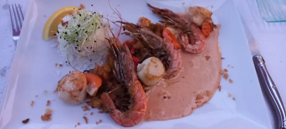 Duo de St Jacques Avec Gambas Sauce Crustacés